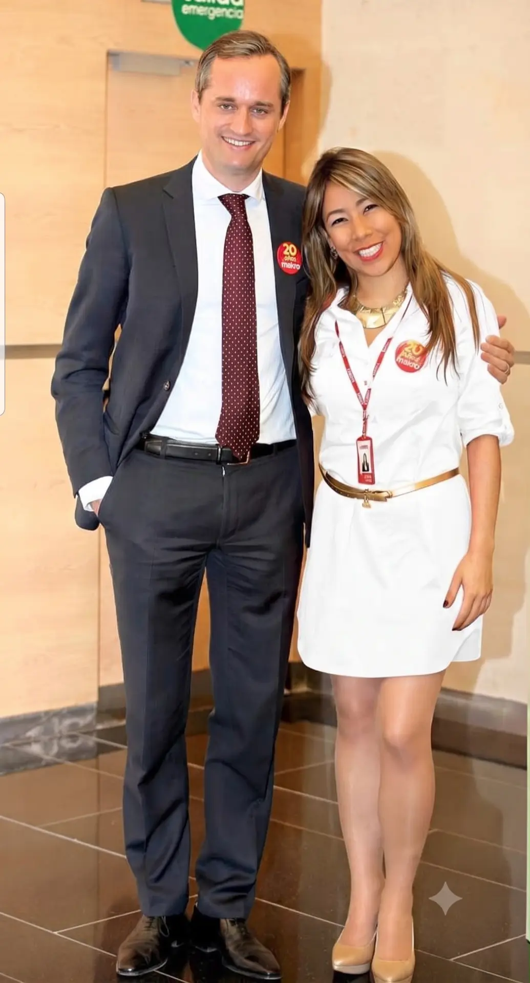 Catalina Rueda Ramírez junto a un colega en la celebración de 20 años de Makro